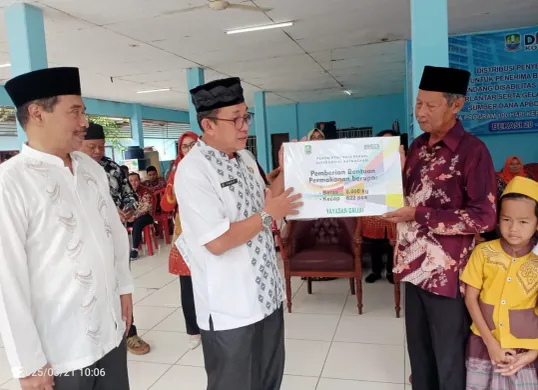 Pemkot Bekasi salurkan bantuan permakanan ke 15 yayasan dalam rangka program 100 hari kerja Wali Kota dan Wakil Wali Kota Bekasi. (Sumber: Dok. Pemkot Bekasi)