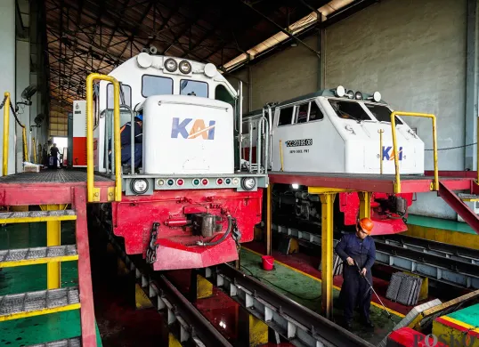 Petugas teknisi rollingstock PT. Kereta Api Indonesia (KAI) melakukan pengecekan mesin bagian dalam dan luar badan lokomotif persiapan perjalanan mudik Lebaran Idul Fitri 2025.(Sumber: Poskota/Bilal Nugraha Ginanjar)