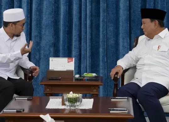 Ustaz Adi Hidayat bertemu Presiden Prabowo Subianto di Istana Kepresidenan, Jakarta pada Sabtu, 22 Maret 2025. (Sumber: Capture Sekretariat Presiden)