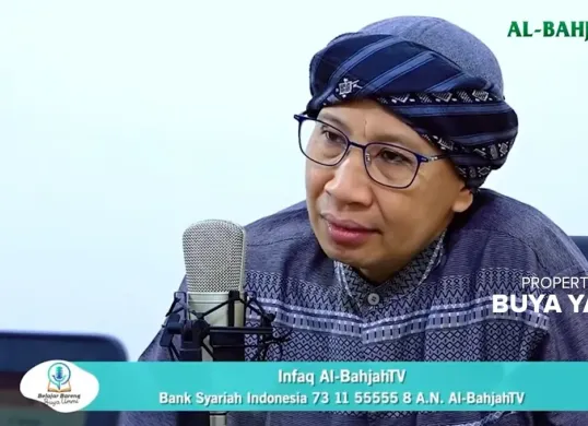 Pengasuh Pondok Pesantren, Buya Yahya menjelaskan hukum zakat penghasilan. (Sumber: Capture Youtube Buya Yahya Official)