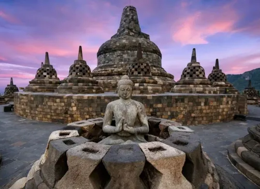 Candi Borobudur, destinasi wisata penuh sejarah dan keindahan alam yang memukau. (Sumber: Pinterest)