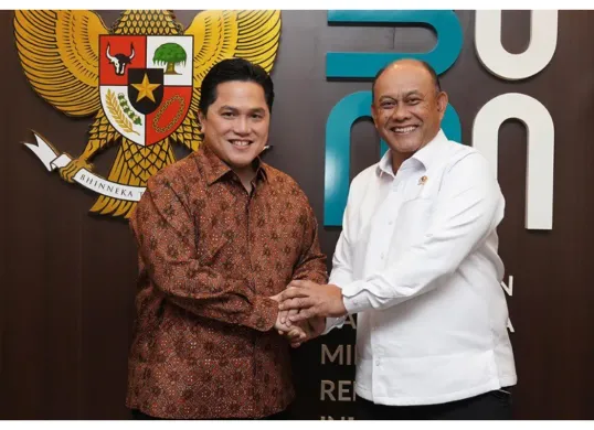 Kepala BGN Dadan Hindayana berfoto dengan Ketua PSSI Erick Thohir. (Sumber: X/@erickthohir)