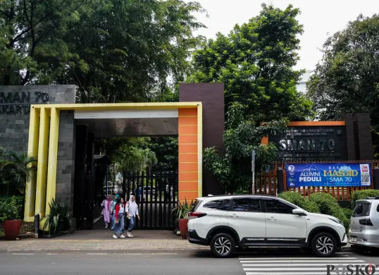 Siswa berjalan di depan SMAN 70 Jakarta, Jalan Bulungan, Kebayoran Lama, Jakarta Selatan, Jumat, 21 Maret 2025. (Sumber: Poskota/Bilal Nugraha Ginanjar)