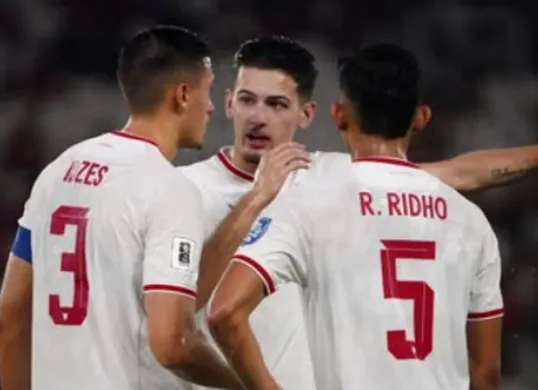 Trio Jay Idzes, Rizky Ridho, dan Justin Hubner diharapkan bisa kembali turun bersama pada laga genting Selasa mendatang. (Sumber: Instagram/@jayidzes)