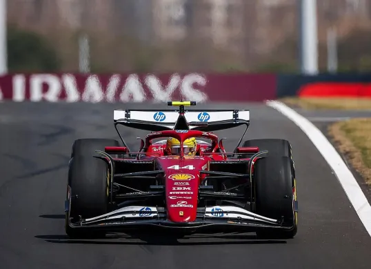 Lewis Hamilton memenangkan sprint race F1 GP China 2025 yang membuat posisinya di klasemen F1 2025 naik ke peringkat 7. (Sumber: Instagram @scuderiaferrari)