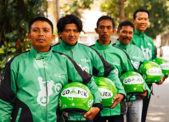 Presiden Prabowo Subianto mengumumkan THR Rp1 juta untuk ojol dan kurir online dalam Sidang Kabinet 2025. Kebijakan ini diharapkan meningkatkan kesejahteraan pekerja gig economy. (Sumber: Dok/Gojek)