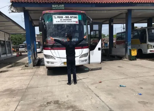 Petugas melakukan pengecekan terhadap sejumlah bus angkutan umum di Terminal Mandala, Lebak. (Sumber: Dok. Terminal Mandala)