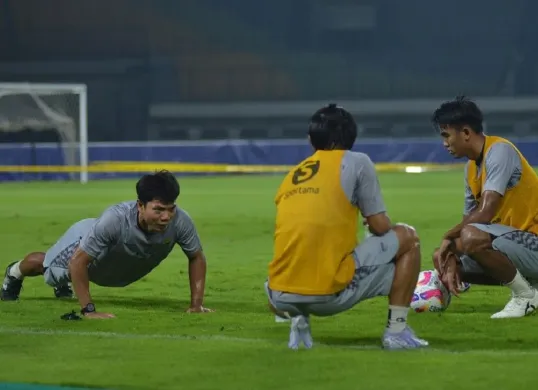 Persib jalani latihan pasca libur tanpa Bojan Hodak, di Stadion Gelora Bandung Lautan Api (GBLA), Jumat 21 Maret 2025. (Foto: persib.co.id)