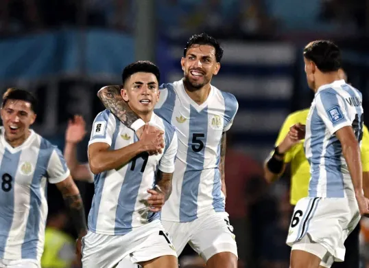 Para pemain Argentina merayakan gol yang dicetak Thiago Almada ke gawang Uruguay dalam pertandingan kualifikasi Piala Dunia 2026 Zona CONMEBOL. (Sumber: Instagram @copaamerica)