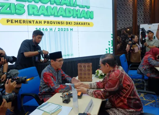 Gubernur Jakarta Pramono Anung menyalurkan zakat, infak, dan sedekah kepada BAZNAS BAZIS DKI. (Sumber: Dok. BAZNAS Jakarta)