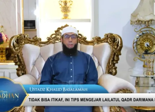 Ustaz Khalid Basalamah,membahas masalah Itikaf di bulan Ramadhan (Sumber: Capture YouTube Khalid Basalamah Official)