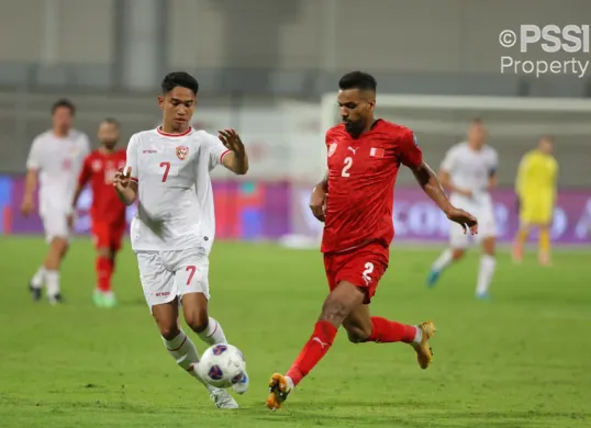 Amine Benaddi (kanan) saat Bahrain menghadapi Timnas Indonesia di pertemuan pertama Grup C putaran ketiga kualifikasi Piala Dunia 2026 Zona Asia. (Sumber: pssi.org)