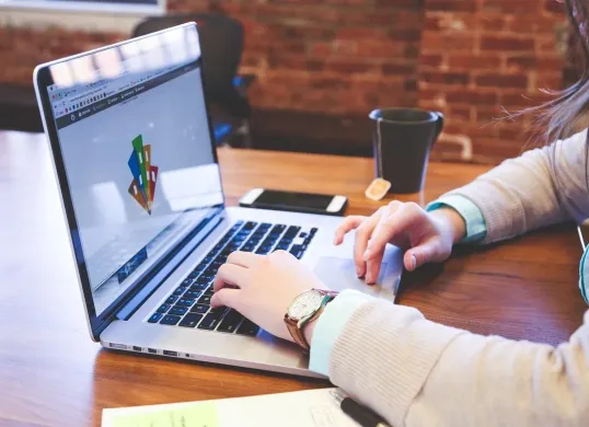 Ilustrasi mengatur laptop agar tidak lemot. (Sumber: Pixabay/StartupStockPhotos)