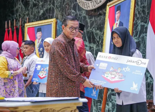 Gubernur DKI Jakarta Pramono Anung secara simbolis menyerahkan bantuan KJP Plus Tahap I 2025 di Balai Agung, Balai Kota Pemprov DKI Jakarta, Kamis, 20 Maret 2025, lalu. (Sumber: Dokumentasi Istimewa)