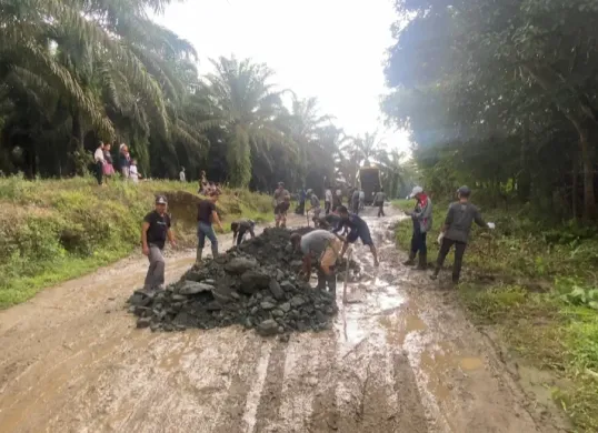 Puluhan warga Desa Tambak, Kecamatan Cimarga, Kabupaten Lebak, saat melakukan perbaikan jalan secara swadaya. (Sumber: Poskota/Samsul Fatoni)