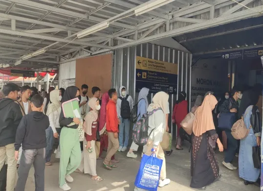 Ratusan pemudik saat turun dari kereta api di Stasiun Rangkasbitung, Kabupaten Lebak. (Sumber: Poskota/Samsul Fatoni)