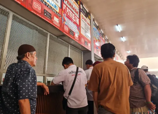 Suasana loket tiket PO Bus AKAP di Terminal Kalideres, Jakarta Barat, Minggu 24 Maret 2025 (Sumber: Poskota/Pandi Ramedhan)