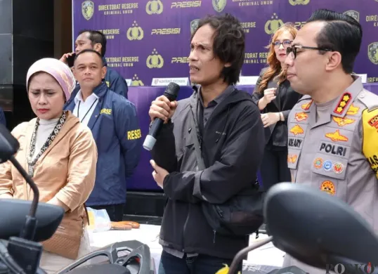 Ditreskrimum Polda Metro Jaya mengembalikan sepeda motor milik korban yang sempat dicuri oleh pelaku pencurian sepeda motor, di Polda Metro Jaya, Jakarta Selatan, Senin, 24 Maret 2025. (Sumber: Poskota/Ali Mansur)