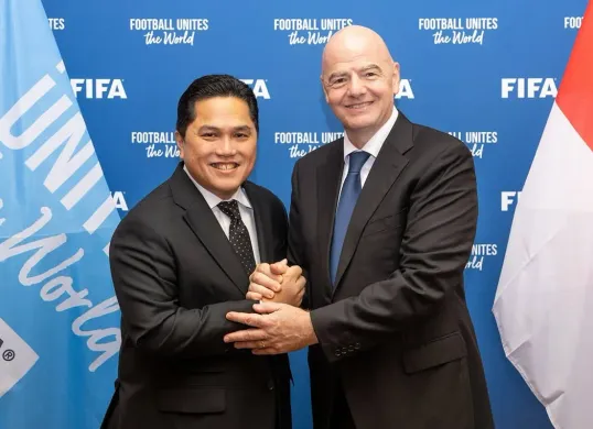 Erick Thohir (kiri) berjabat tangan dengan Presiden FIFA, Gianni Infantino (kanan). (Sumber: Instagram/@erickthohir)