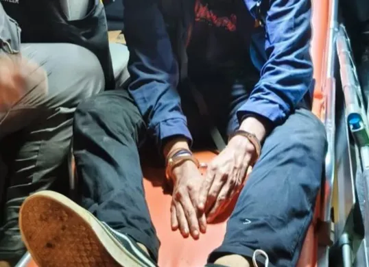 Sikap aparat dikritik netizen usai beredar foto demontran aksi tolak UU TNI di malang diborgol di dalam ambulans. (Sumber: X/toketriot)