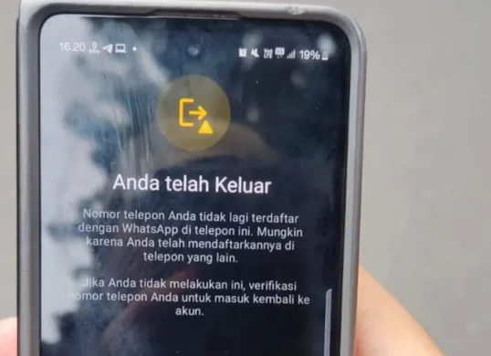 WhatsApp sejumlah pendemo aksi tolak UU TNI di Surabaya dikabarkan diretas oleh pihak yang tidak bertanggungjawab. (Sumber: X/@Greedypasta_)