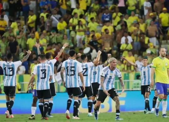 Jadwal lengkap pertandingan dan link live streaming resmi Argentina vs Brazil. (Sumber: X/ MundoAlbicelest)