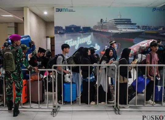 Ilustrasi penumpang saat Nataru. (Sumber: Poskota/Bilal Nugraha Ginanjar)