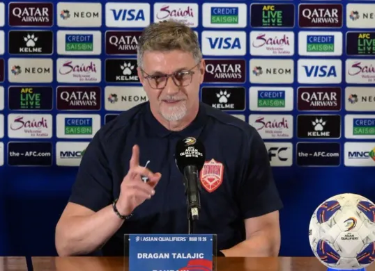 Dragan Talajic menyampaikan kekecewaannya dalam konferensi pers usai Bahrain kalah 1-0 dari Indonesia. (Sumber: X/Footbal5star)