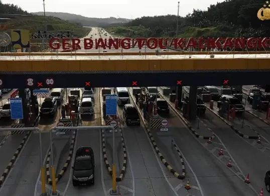 Ilustrasi. Kondisi Gerbang Tol Kalikangkung saat mudik lebaran 2025. (Sumber: YouTube/NTMC Korlantas Polri)