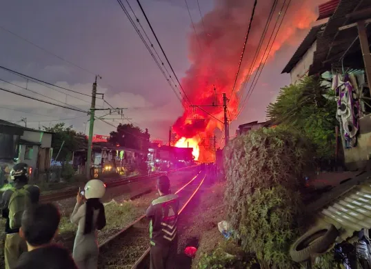 Potret kebakaran di jalur Kereta Rel Listrik (KRL) di lintasan antara Stasiun Duri dan Stasiun Grogol, Jakarta Barat, pada Selasa malam 18.27 WIB, 25 Maret 2025 (Sumber: X/@jehaes_)