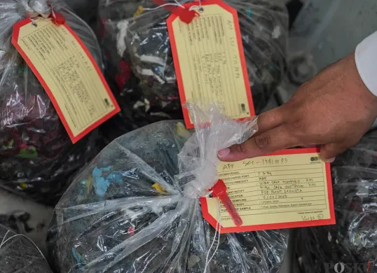 Petugas keamanan berjaga di RDF Plant Rorotan, Jakarta Utara, Selasa, 25 Maret 2025. (Sumber: Poskota/Bilal Nugraha Ginanjar)