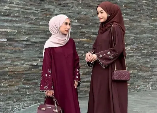 Tren warna baju Lebaran 2025 hadir dengan pilihan elegan dari burgundy hingga cokelat mahogany. Temukan inspirasi warna dan kain yang tepat. (Sumber: Pinterest)