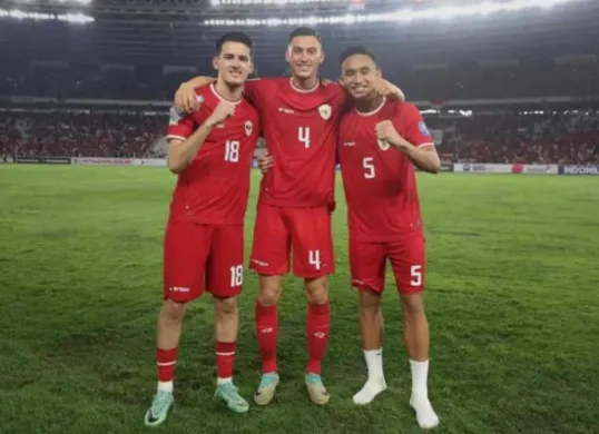 Trio bek Timnas, Rizky Ridho, Justin Hubner dan Jay Idzes, mendapatkan sorotan positif dari para penggemar dalam laga lawan Bahrain, Selasa, 25 Maret 2025. (Sumber: PSSI)