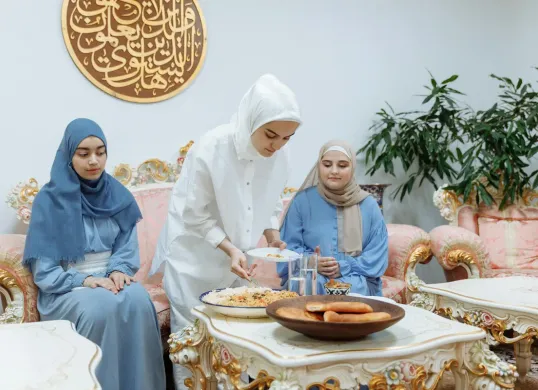 Ilustrasi menjalankan ibadah puasa Tarwiyah dan Arafah (Sumber: Pexels/Thirdman)
