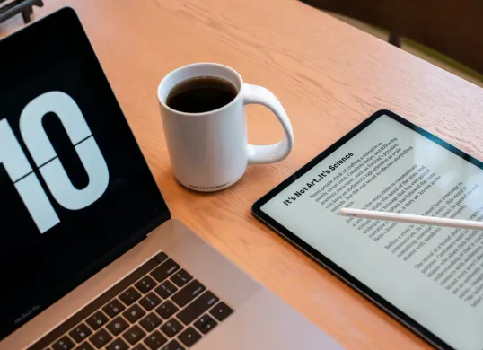 Ilustrasi. Baca Novel dan Dapat Saldo DANA Gratis Ratusan Ribu, Gini Caranya (Sumber: Unsplash/CURVD)