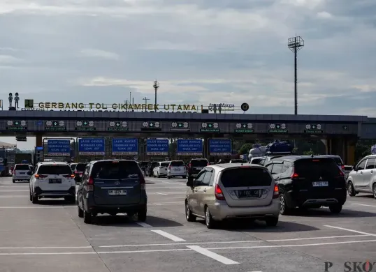 Kendaraan memasuki Gerbang Tol Cikampek Utama, Karawang, Jawa Barat, Jum'at, 28 Maret 2025. PT Jasamarga Transjawa Tol (JTT) melakukan pembukaan jalur contraflow satu jalur dari arah gerbang tol. (Sumber: Poskota/Bilal Nugraha Ginanjar)