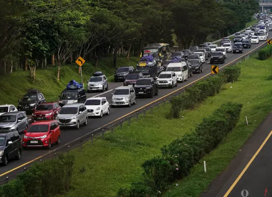 Deretan kendaraan yang didominasi mobil milik pribadi melintas di Tol Cikopo-Palimanan (Cipali), Subang, Jawa Barat, saat arus mudik H-2 Lebaran 2025, pada Sabtu 29 Maret 2025. (Sumber: Poskoata/ Bilal Nugraha Ginanjar)