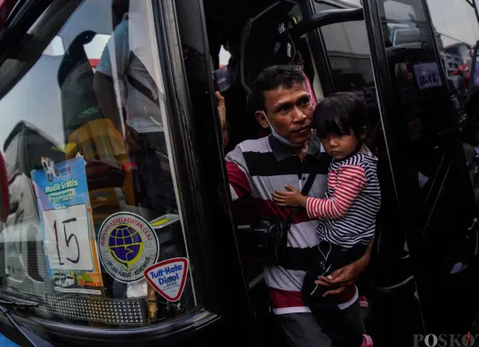 Salah satu calon pemudik yang mengikuti program Mudik Gratis Lebaran.(Sumber: Poskota/Bilal Nugraha Ginanjar)