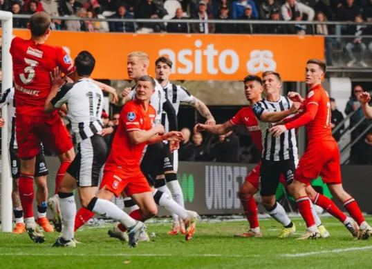 Potret pemain Timnas Indonesia, Mees Hilgers saat bermain bersama FC Twente. (Sumber: Instagram/ FC Twente)