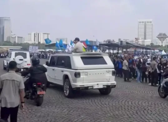 Presiden Prabowo Subianto hadir dalam perayaan Hari Buruh Internasional di Monas, Jakarta, pada 1 Mei 2025. (Sumber: Capture Netijen)