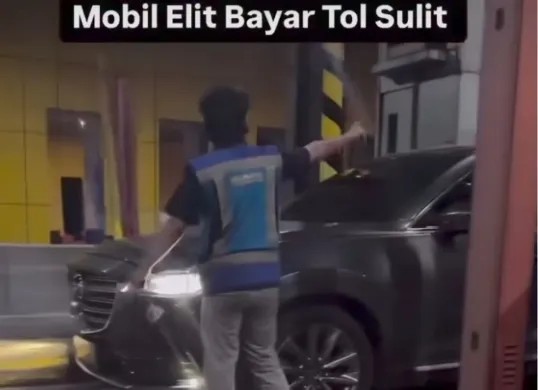 Pengemudi Mazda nekat menerobos palang tol di Gerbang Tol Gayamsari, Semarang, rusak fasilitas dan membahayakan orang. Insiden viral ini dilaporkan ke polisi oleh Jasa Marga. (Sumber: Capture @infoseputarsemarang)