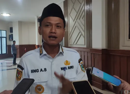 Wakil Bupati Pandeglang, Iing Andri Supriadi saat diwawancarai wartawan si Gedung DPRD Pandeglang. (Sumber: Poskota/Samsul Fatoni)