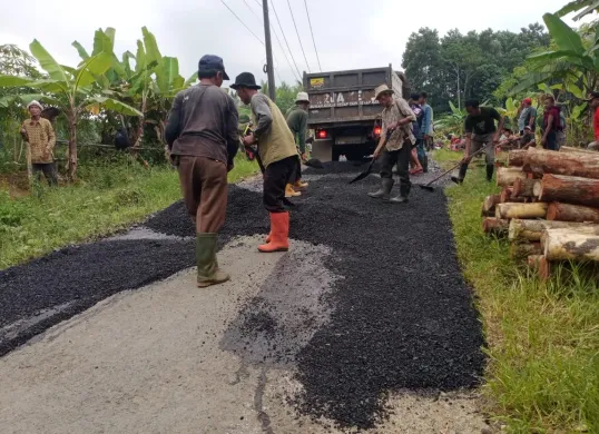 Sejumlah warga Cibitung, Kecamatan Cibitung, Kabupaten Pandeglang, saat melakukan perbaikan jalan rusak. (Sumber: Dok. Warga).