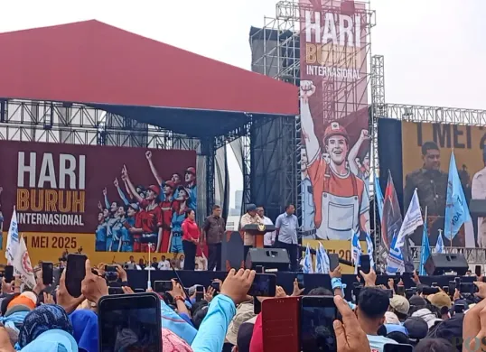 Presiden Prabowo Subianto memberikan sambutan di Kawasan Monas, Jakarta Pusat, Kamis 1 Mei 2025. (Sumber: Poskota/M. Tegar Jihad)