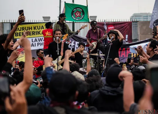 Aksi massa buruh dari berbagai serkiat kerja saat memperingati hari Buruh Internasional (May Day) di depan komplek DPR RI, Jakarta, Kamis, 1 Mei 2025. (Sumber: Poskota/Bilal Nugraha Ginanjar)