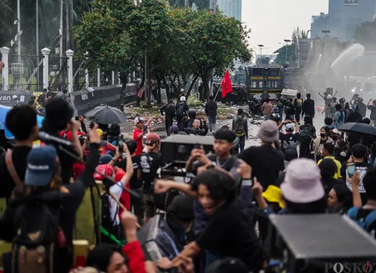 Aksi massa buruh dari berbagai serikat kerja saat (Sumber: Poskota/Bilal Nugraha Ginanjar)