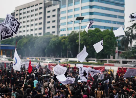 Aksi massa buruh dari berbagai serkiat kerja saat memperingati hari Buruh Internasional (May Day) di depan komplek DPR RI, Jakarta, Kamis, 1 Mei 2025. (Sumber: Poskota/Bilal Nugraha Ginanjar)