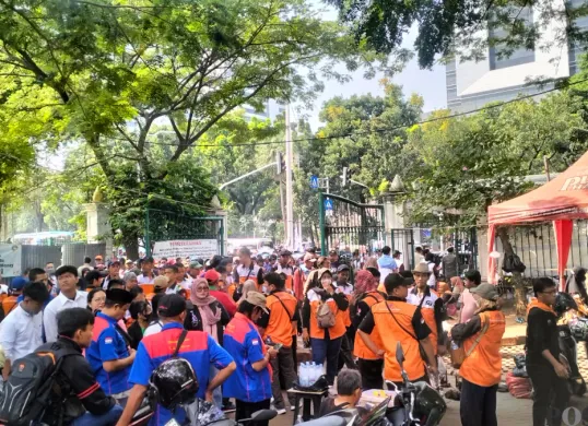 Massa buruh dari berbagai federasi mulai padati kawasan Monas, Jakarta Pusat, Kamis 1 Mei 2025. (Sumber: Poskota/Muhammad Tegar Jihad Al Faruq)