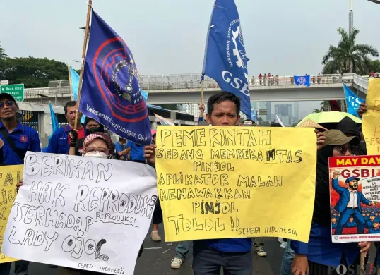 Buruh berunjuk rasa di depan Gedung DPR RI, Senayan, Jakarta Pusat, Kamis, 1 Mei 2025. (Sumber: Poskota/Pandi Ramedhan)