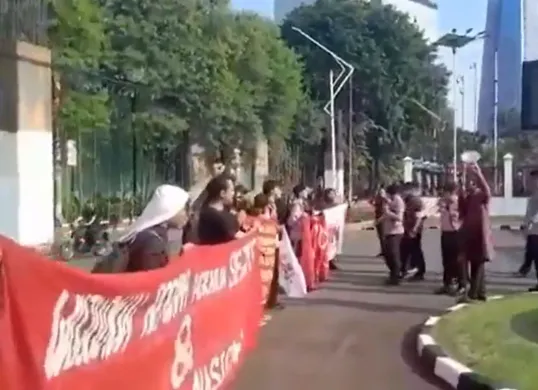Aksi demonstrasi peringatan Hari Buruh di depan Gedung DPR, Kamis, 1 Mei 2025. (Sumber: X/@PorosBawah)